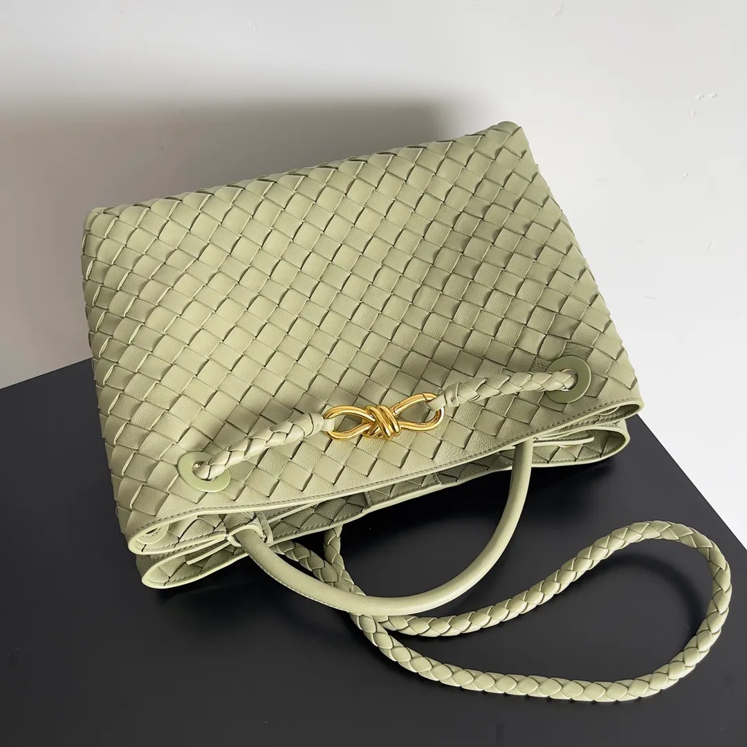 The 2023 new Andiamo batch of 2260 BV has been shipped‼ ️Really popular🔥The new Andiamo woven handbag launched by Bottega Veneta this season is really popular all over the world! ! Celebrities at home and abroad have worn it, and Oscar-winning actress Michelle Yeoh has taken it out on the street. Song Jia, Trai Yara, Yu Feihong, Sanji Ayaka, Rosie Hunting-Whiteley, Yoshioka Riho, etc. have all picked up this bag. It is classic and versatile, showing off its temperament, and the bag capacity is also large, which is very convenient for daily commuting! ! A variety of carrying methods, the shoulder straps can be adjusted by yourself, the original lambskin feels soft and delicate, and the unisex style breaks the gender boundaries and brings a more practical and long-lasting use experience. Andiamo, which has both elegant and casual styles, perfectly interprets the true appearance of "fashionable old money style". Style number: 743572 Size: 32*24*12